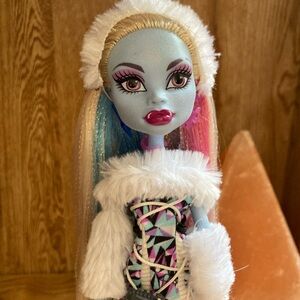 Monster High Schools Out Abbey Bominable OOB